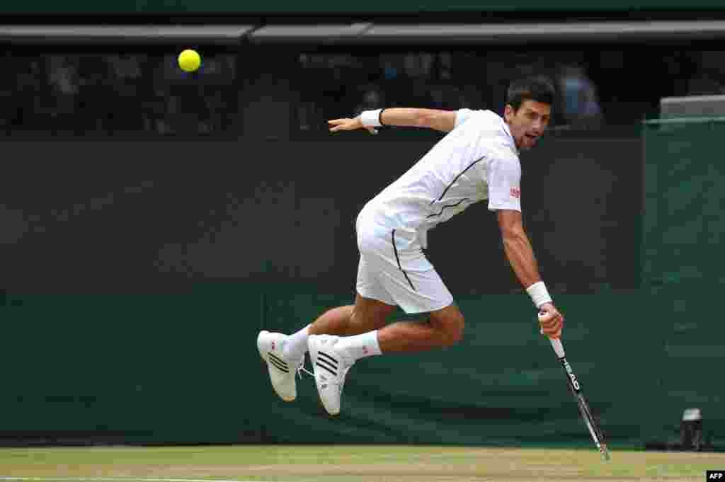 Velika Britanija - Novak Đoković u meču protiv češkog tenisača, Wimbledon, London, 3. juli 2013. Foto: AFP / Carl Court