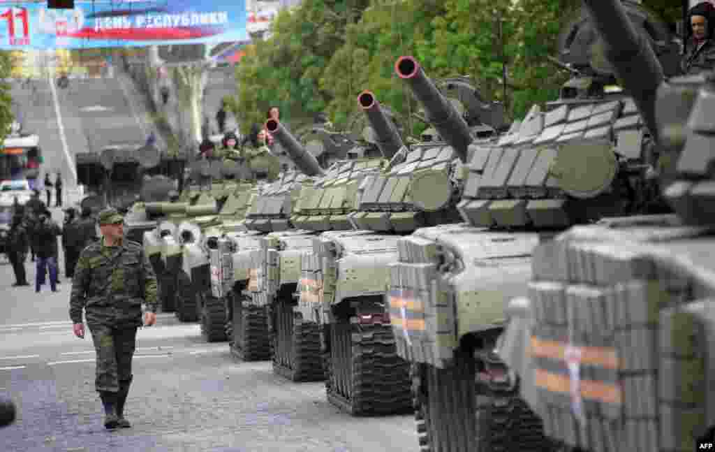 Танки проросійських бойовиків під час репетиції параду до Дня перемоги у Донецьку, 5 травня 2015 року