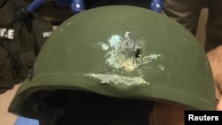 Полицейский шлем, поврежденный пулей во время стрельбы в клубе Pulse в Орландо. Полицейский не пострадал