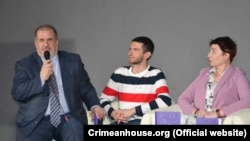 Рефат Чубаров и Алим Алиев (слева направо) на презентации украинской крымскотатарской антологии «Крымский инжир». Киев, май 2019 года