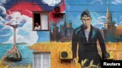 Graffiti pe o clădire din portul Sevastopol, din Crimeea anexată de Rusia