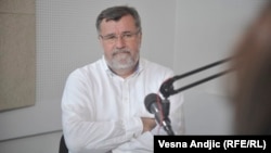 Novinar Veran Matić tokom intervjua u studiju Radija Slobodna Evropa, avgust 2018.