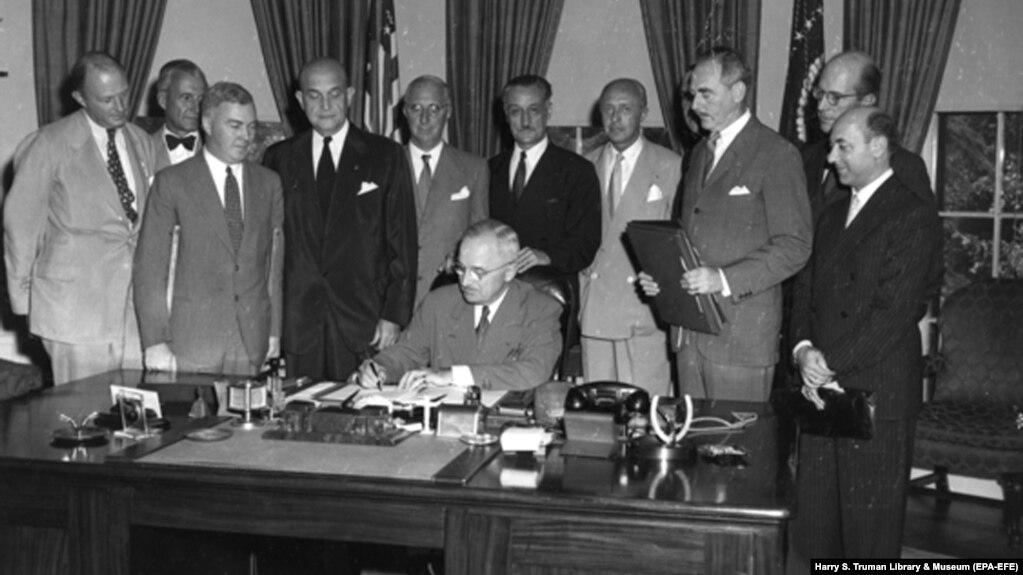 Američki predsednik Hari Truman 24. avgusta 1949. u Ovalnoj kancelariji Bele kuće potpisuje proglas stupanja na snagu Severnoatlantskog ugovora 12 zemalja.