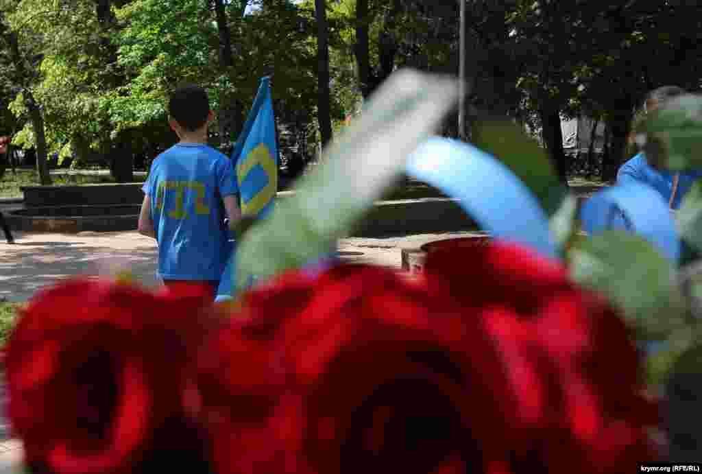 20. Год 2015-й. Симферополь, набережная Салгира. Российским властям полуострова было недостаточно вытеснить крымскотатарский митинг 18 мая из центра города на окраину. В этом году впервые централизованного собрания не было вовсе. Подробнее о том, как отдельные смельчаки почтили память жертв депортации – по ссылке 