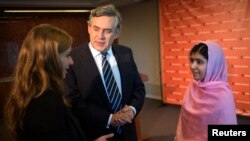 Former British Prime Minister Gordon Brown stands between Malala Yousafzai (right) and Farah Haddad, a Syrian student living in the United States, in New York in September.