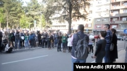 Novinari i novinarke ispred zgrade Tužilaštva za visoko tehnološki kriminal u Beogradu