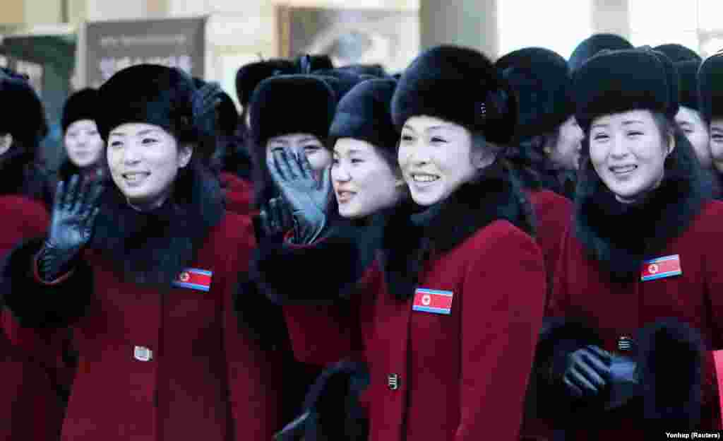 Северокорейские болельщицы прибывают в отель в Индже, Южная Корея. 7 февраля 2018