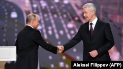 Russian President Vladimir Putin (left) shakes hands with Sergei Sobyanin at his inauguration as Moscow mayor in September 2018.
