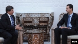 Syrian President Bashar Assad (R) meets Turkish Foreign Minister Ahmet Davutoglu in Damascus, August 2009.