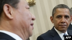 АҚШ президенті Барак Обама (оң жақта) мен ҚХР (Қытай) төрағасының орынбасары Си Цзиньпин (сол жақта). АҚШ, Вашингтон, 14 ақпан 2012 жыл.