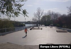 Teren de skatebourd pustiu, pe malul râului Nistru, la Tiraspol