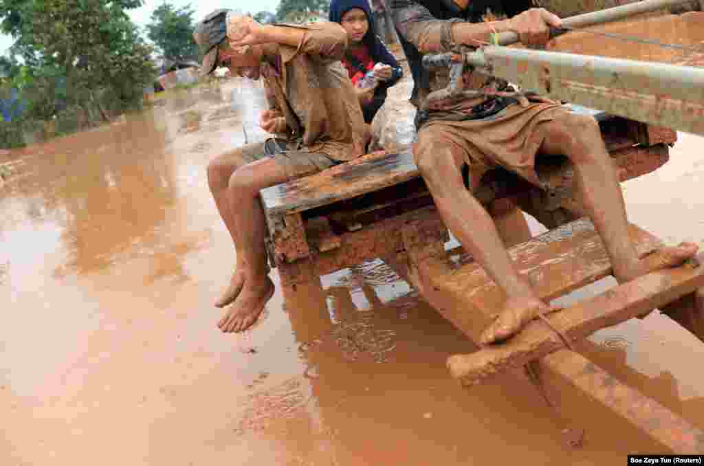 Një burrë pastron fytyrën, pas vërshimeve që u shkaktuan nga rrëzimi i një dige në Laos. Mbi një mijë persona konsiderohen të zhdukur pas kësaj katastrofe.