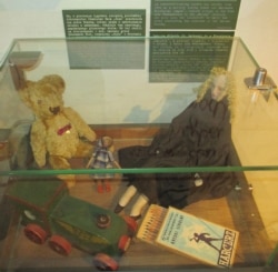 Іграшки служили кур’єрам Армії Крайової. У паровозику був переданий наказ про початок «Бурі» в польській столиці в серпні 1944-го. Музей Варшавського повстання