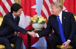 Președintele SUA Donald Trump (dreapta) și premierul Canadei Justin Trudeau (stânga)