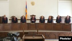 Конституционный суд оглашает решение (архив)
