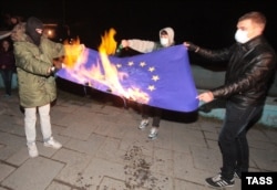 Участники "Русского марша" сжигают флаг Евросоюза. Симферополь, 3 ноября 2013 года.