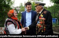 Президент України Володимир Зеленський (посередині), колишня зв’язкова УПА Параскева Зеленчук-Потяк та ветеран Сталінградської битви Іван Залужний (8 травня 2019 року)