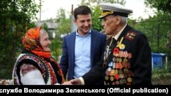 Президент України Володимир Зеленський (посередині), колишня зв’язкова УПА Параскева Зеленчук-Потяк та ветеран Сталінградської битви Іван Залужний (8 травня 2019 року)