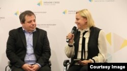 Український піаніст Олексій Ботвинов (л) і організатор фестивалю Odessa Classics Лариса Мудрак, Київ, 4 грудня 2017 року