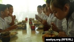 Обед школьников в Казахстане. Архивное фото. 