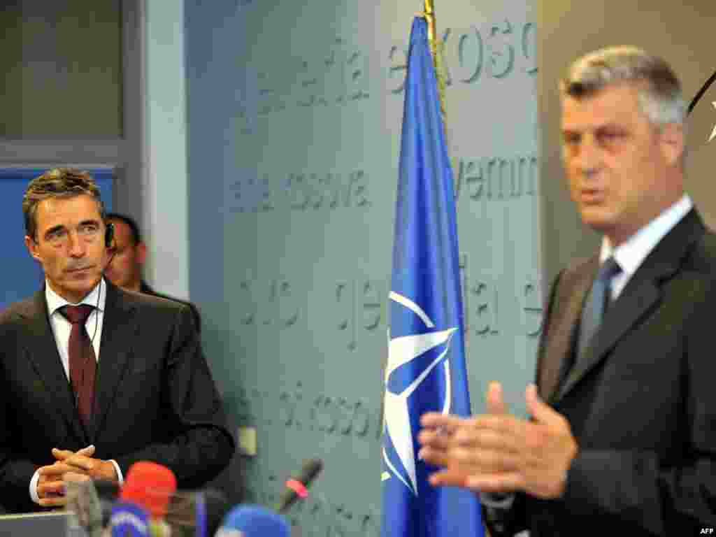 Kosovski premijer Hashim Thaci i generalni sekretar NATO-a Anders Fogh Rasmussen na konferenciji za novinare u Pri&scaron;tini, 15.septembar 2011, AFP Foto