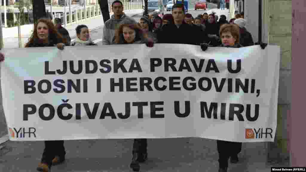 Performans &quot;Sahrana ljudskih prava u BiH&quot; na u Mostaru, 10. decembar 2012.
