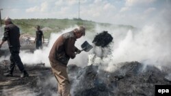 Separatiști arzând cauciucuri pentru o baricadă în Sloviansk.