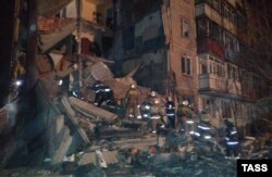 Поисково-спасательные работы на месте дома, где рухнул подъезд с первого по пятый этаж. Поселок Шахан Карагандинской области, 2 января 2017 года.