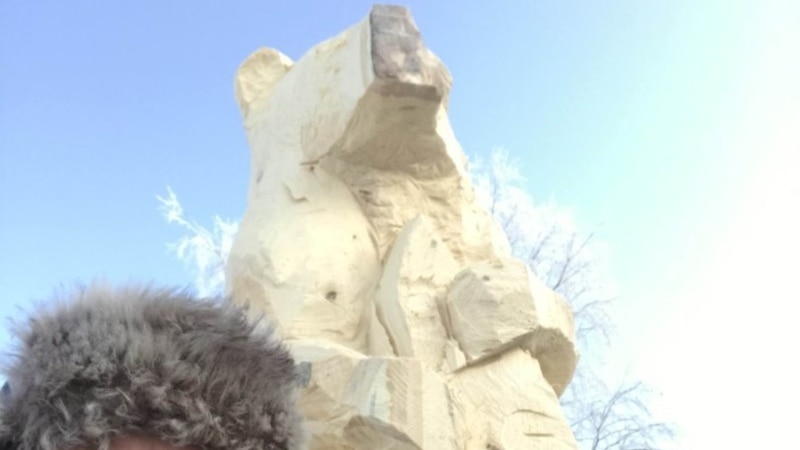 Житель Архангельска вырезал из дерева двух метрового медведя и хочет подарить его Путину