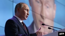 Russian President Vladimir Putin gestures as he speaks during a meeting of the Valdai International Discussion Club in Valdai, Russia, on September 19.