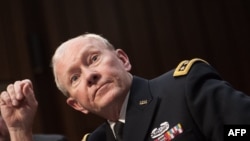 Martin Dempsey duke folur në dëgjimin e mbrëmshëm në Senatin amerikan