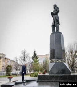 Тукай һәйкәленә чәчәкләрне Татарстан президенты Рөстәм Миңнеханов үзе генә салды