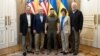ولودیمیر زلنسکی، رئیس‌جمهوری اوکراین (در وسط) در دیدار با هیئتی از نمایندگان کنگره آمریکا در کی‌یف. شنبه ۲۴ اردیبهشت