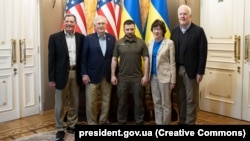 Az amerikai kongresszus felsőházának vezetői, Mitch McConnell (második balra), a szenátusi republikánus kisebbség első embere által vezetett küldöttség tagjai május 14-én Kijevbe látogattak, hogy találkozzanak Volodimir Zelenszkij ukrán elnökkel