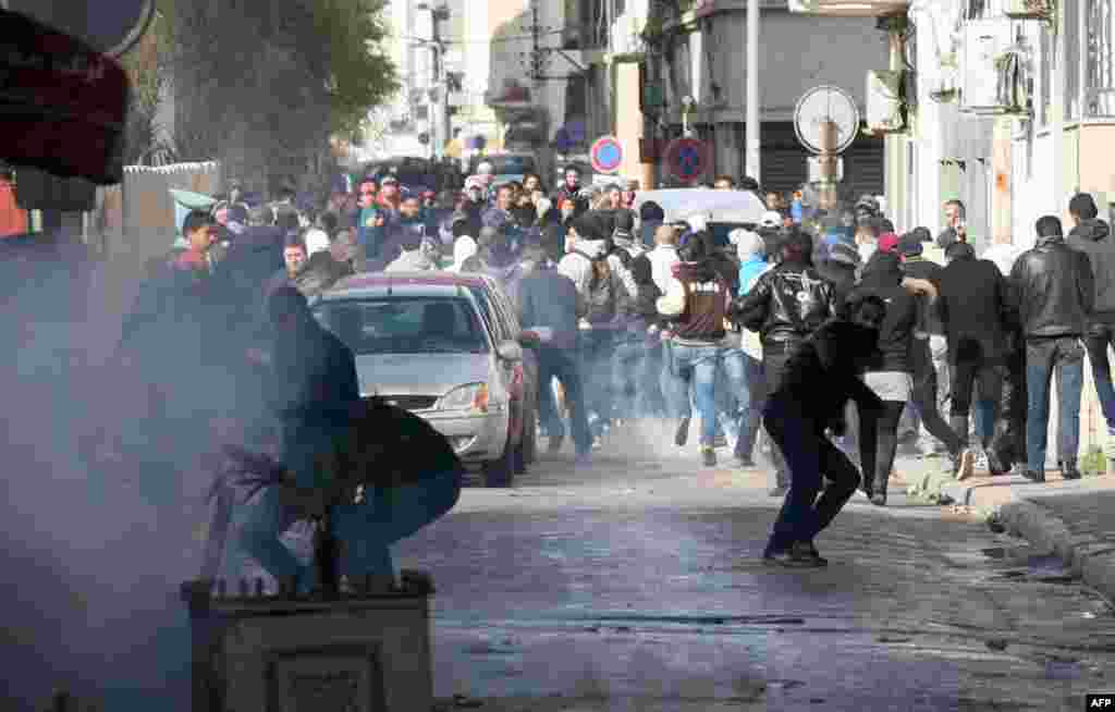 Proteste &icirc;n Tunisia după asasinarea unui lider al opoziţiei.