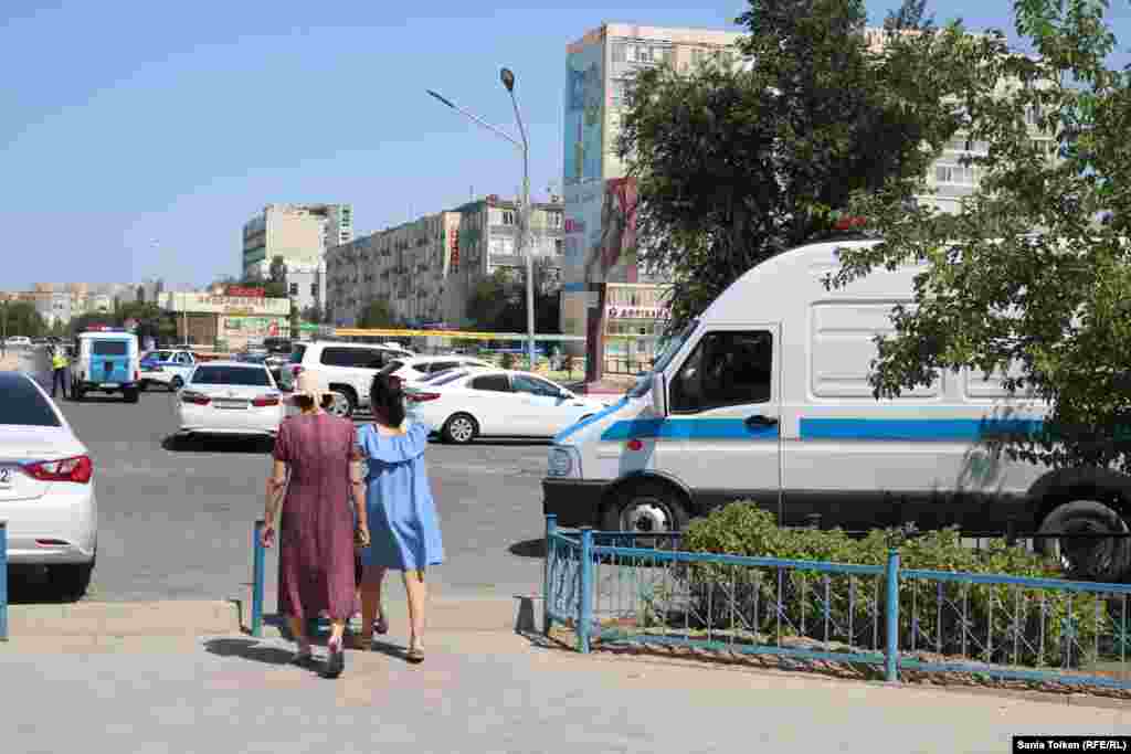 Полиция дежурит на площади Ынтымак в Актау. 6 июля 2018 года.&nbsp;
