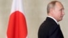 Владимир Путин перед началом встречи с премьер-министром Японии Синдзо Абэ
