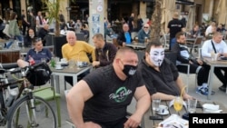 Ljudi u kafićima u Beogradu nakon što su ublažene mere za usporavanje širenja korona virusa, 8. maj 2020. 