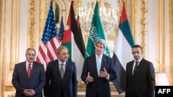 دیدار وزیر خارجه آمریکا (نفر دوم از راست)٬ با همتایان اردنی (نفر اول از چپ)٬ عربستانی (نفر دوم از چپ) و اماراتی (نفر اول از راست)