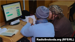 У київській бібліотеці літніх вчать платити за комуналку онлайн