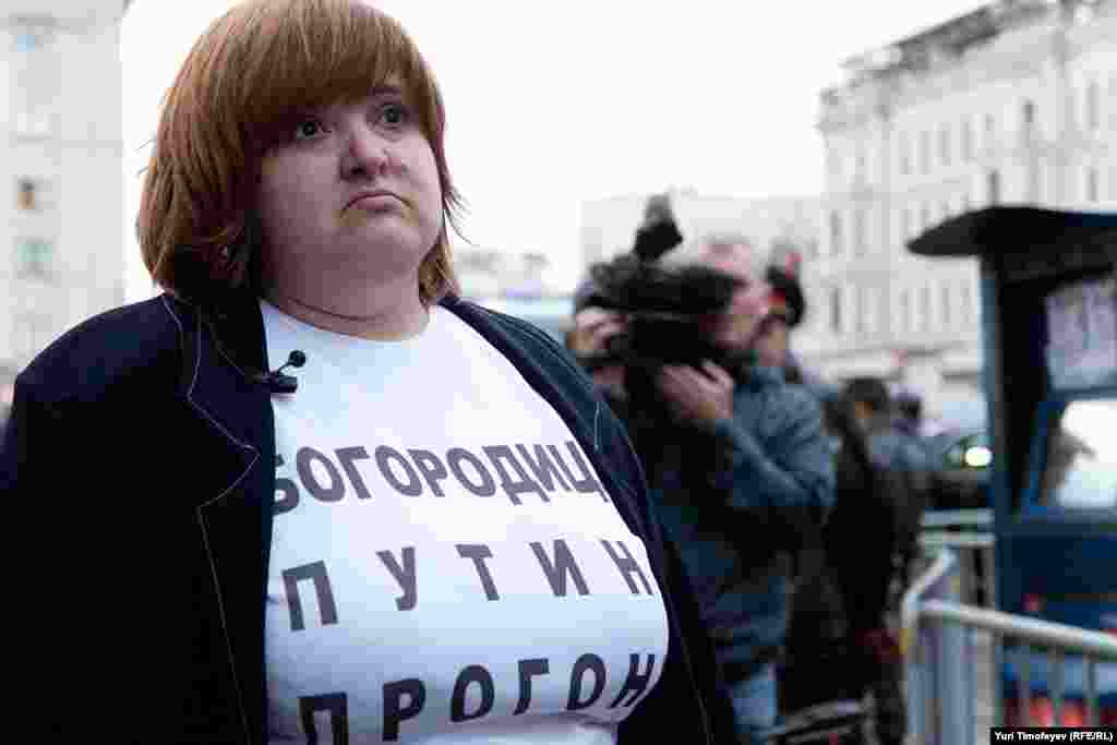 Адвоката&nbsp; Pussy Riot Виолетту Волкову не задержали даже за такую майку.