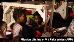 Беженцы на борту Lifeline, 25 июня 2018 года.