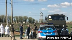 Блокпост на границе закрытого на карантин Шымкента. 2 апреля 2020 года.