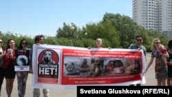Қаңғыған иттерді өлтіруге тыйым салуды талап еткен митинг. Көрнекі сурет.