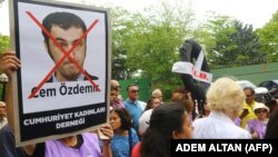 معترضان در ترکیه پلاکاردهایی علیه رهبر ترک‌تبار حزب سبز‌های آلمان در دست دارند.