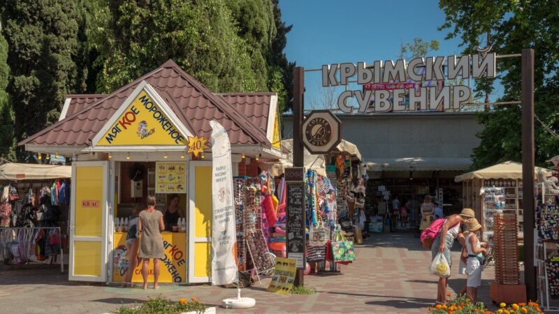 «Молодежь чаще берет Сталина»: какие сувениры туристы увезут из Крыма (фотогалерея)