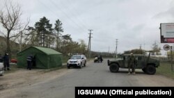 Militari și polițiști patrulează la intrarea în Glodeni