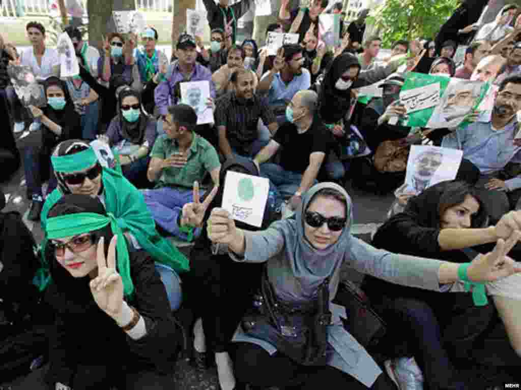 В Тегеране продолжаются акции протеста оппозиции 