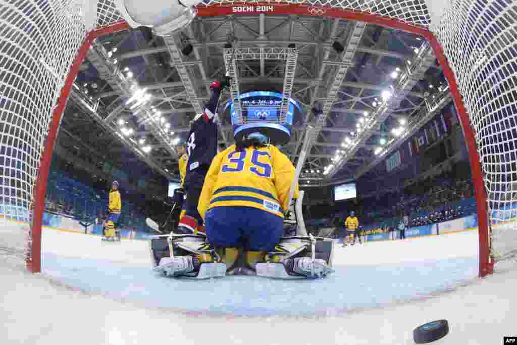 Sweden&#39;s goalkeeper Valentina Lizana Wallner fails to stop a goal as the U.S.&#39;s Lyndsey Fry (left) celebrates during the women&#39;s ice-hockey semifinals. (AFP/Bruce Bennett)