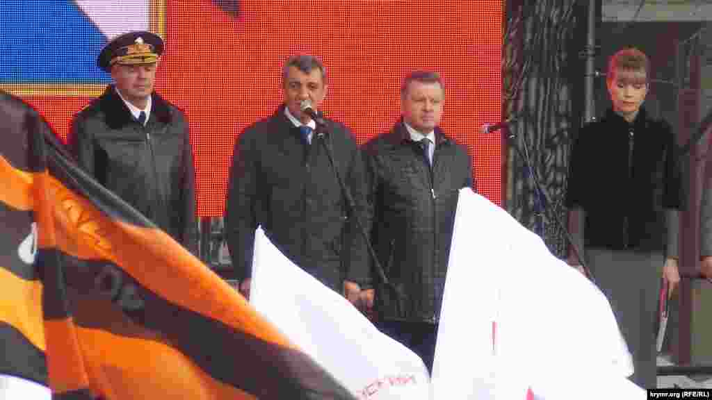 Председатель российского правительства Севастополя Сергей Меняйло (второй слева)
